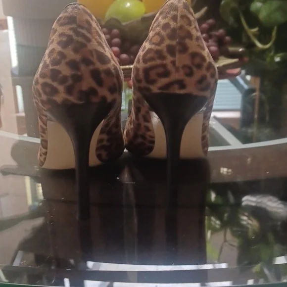 8.5 GUESS HEELS 👠 - Picture 3 of 4